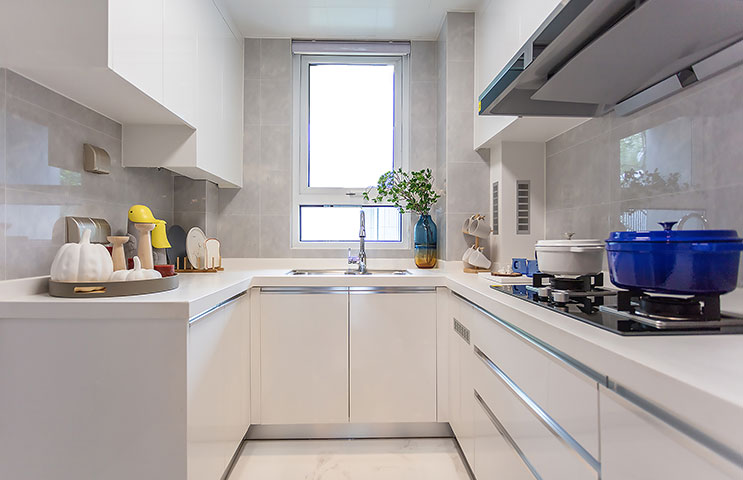 High-End Residential Area Decoration Case (Wood Veneer with Stainless Steel Lines and Custom Handles)